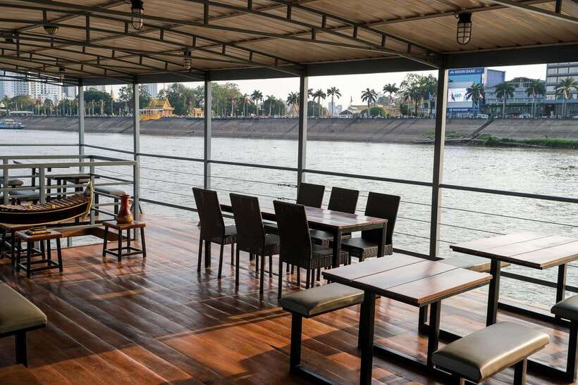 Phnom Penh: Mekong Sunset Dinner Cruise with Live Music - Fresh Dinner, Snacks, and a Welcome Cocktail
