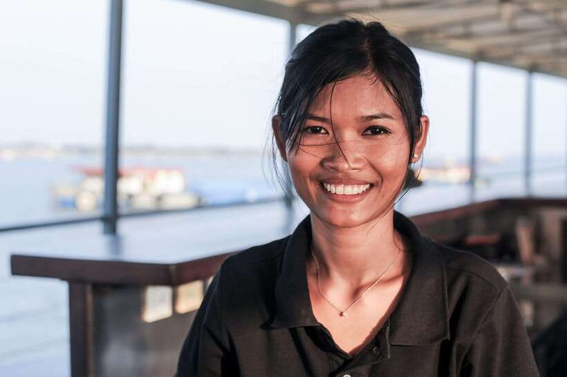 Phnom Penh: Mekong Sunset Dinner Cruise with Live Music - A Comfortable Boat With a Simple, Relaxed Feel