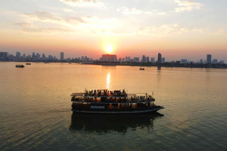 Phnom Penh: Sunset Dinner Cruise with English Speaking Guide - The Royal Palace from the Mekong