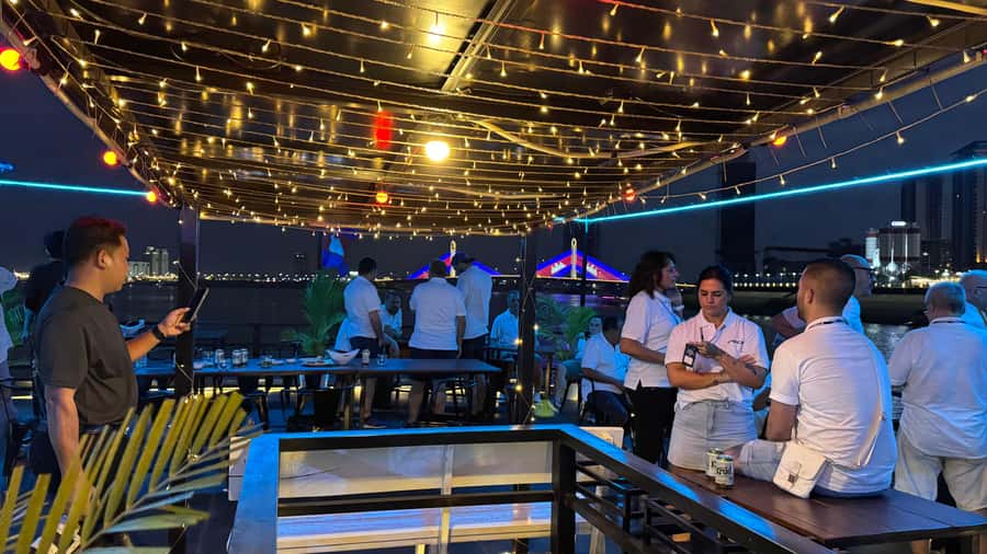 Phnom Penh: Sunset Dinner Cruise with English Speaking Guide - What the Food and Drink Packages Really Mean
