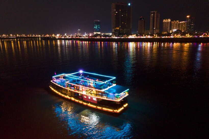 Phnom Penh: Sunset Dinner Cruise with English Speaking Guide - Service, Group Size, and Comfort