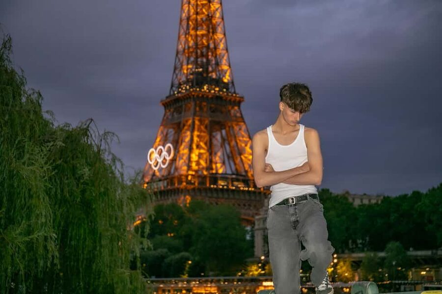 Photo session for couples with flowers around Eiffel tower - Key points to know before booking