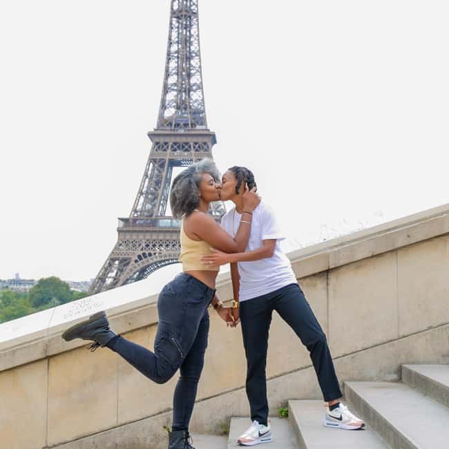 Photo session for couples with flowers around Eiffel tower - Who will get the most from this session