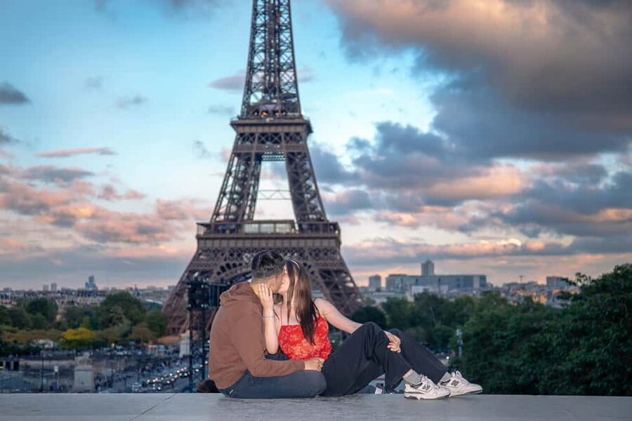 Photo session for couples with flowers around Eiffel tower - Why Trocadéro is the right place for a Paris photo session