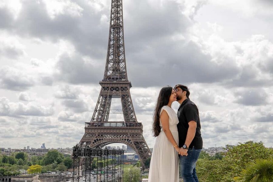 Photo session for couples with flowers around Eiffel tower - What happens during the one-hour route