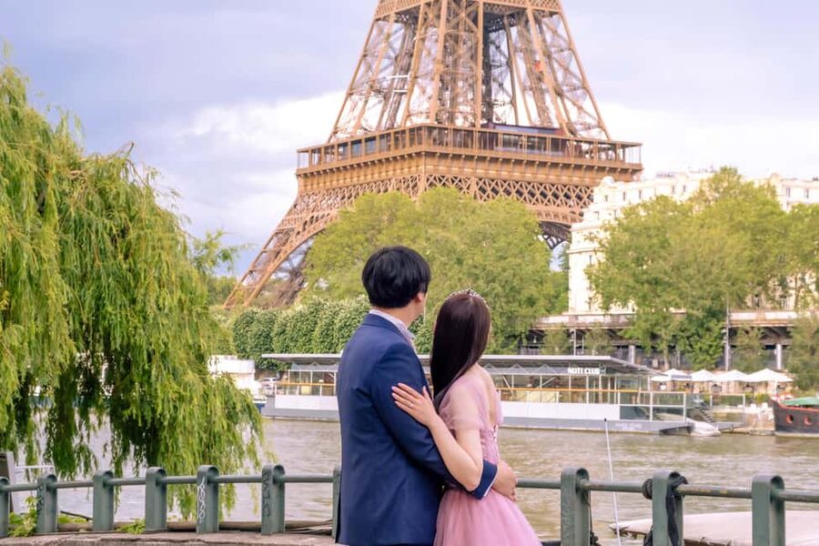 Photo session for couples with flowers around Eiffel tower - How the posing guidance helps