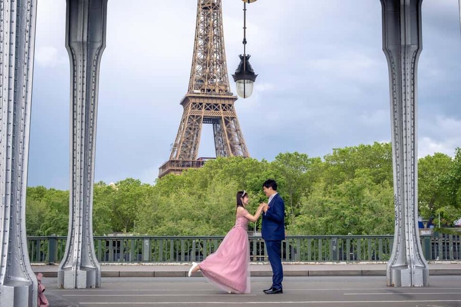 Photo session for couples with flowers around Eiffel tower - Adding flowers and planning your look