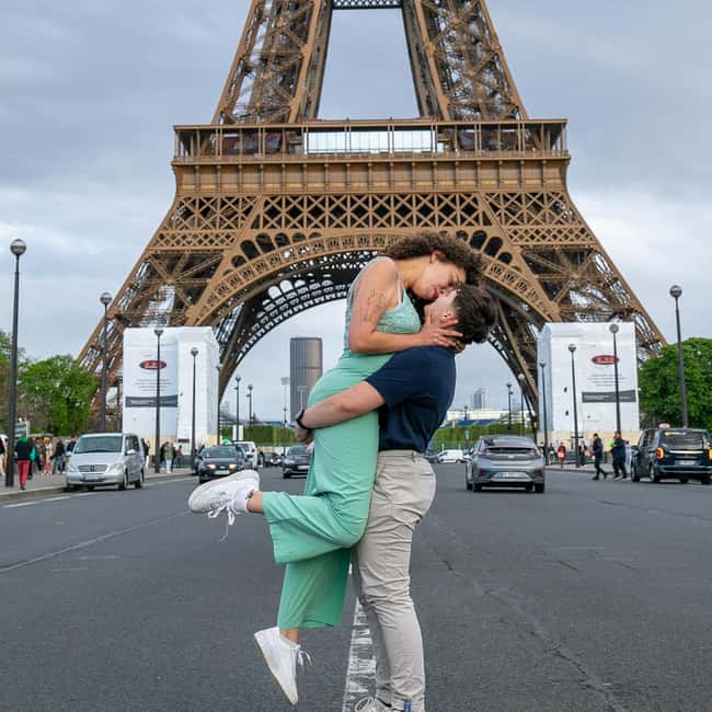 Photo session for couples with flowers around Eiffel tower - The photo package and its real value