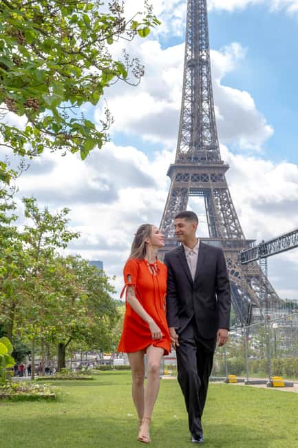 Photo session for couples with flowers around Eiffel tower - The value of local advice beyond the photographs