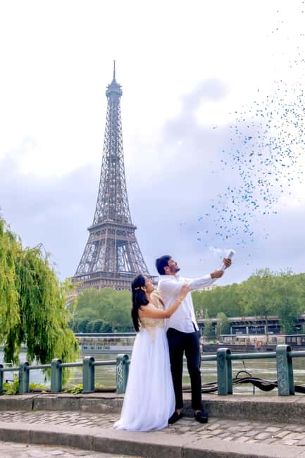 Photo session for couples with flowers around Eiffel tower - Meeting your photographer at the Museum of Architecture
