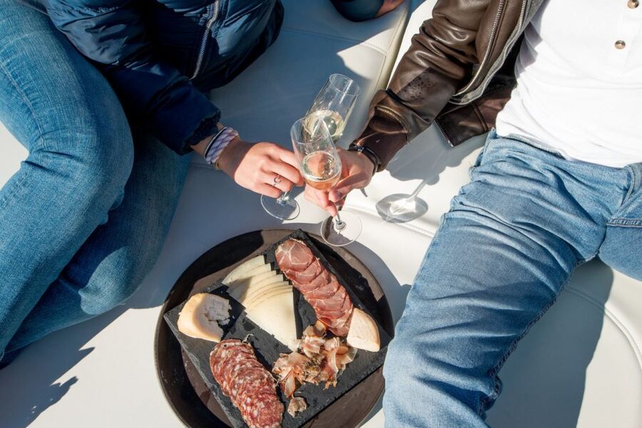 Porto: Romantic Sailboat Cruise - Access, clothing, and practical comfort