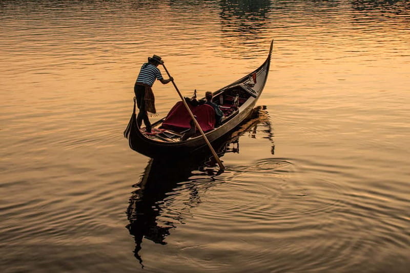 Private Alster Lake romantic Tour in a Real Venetian Gondola - Meeting Carlo at Ballindamm 14A