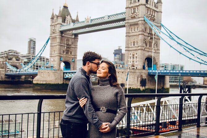Private landmarks photoshoot for families and couples - Buckingham Palace for VIP bookings