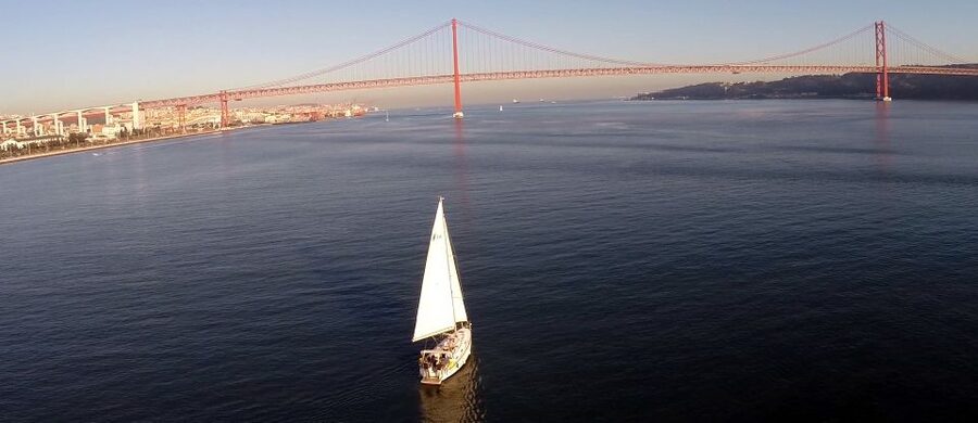 Private Romantic cruise with sparkling wine- 2-Hour- Lisbon - What Two Hours on the Yacht Feel Like