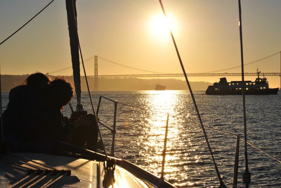 Private Romantic cruise with sparkling wine- 2-Hour- Lisbon - The Guides and the Tone on Board