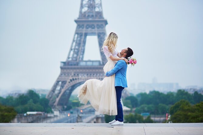 Private Romantic Photoshoot in Paris with Bouquet of Flowers - Key points at a glance