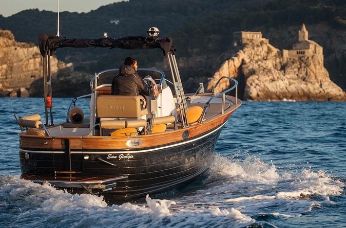 Romance in Cinque Terre: a boat trip at sunset, aperitif onboard - What the private format is worth