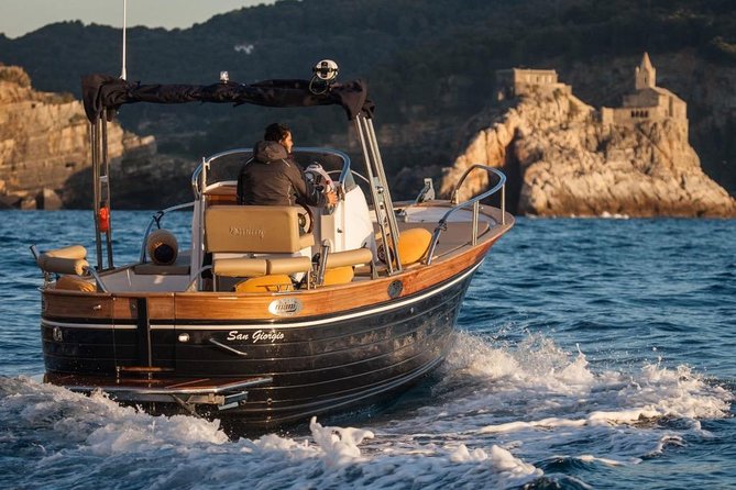 Romance in Cinque Terre: a boat trip at sunset, aperitif onboard - Aperitivo with wine and focaccia
