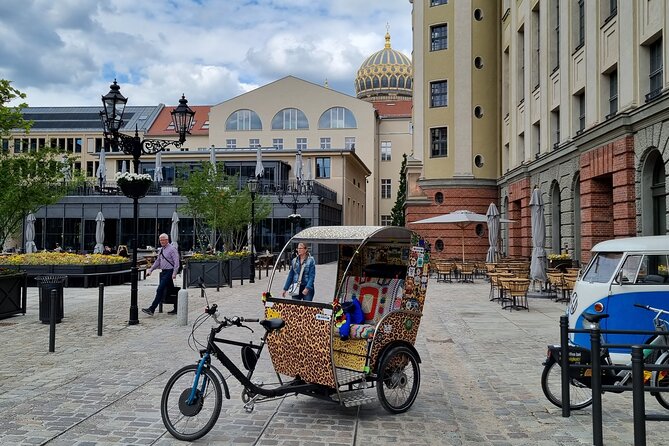 Romantic Berlin Rickshaw City and Photo Tour - incl. pick-up - Checkpoint Charlie explains the divided city