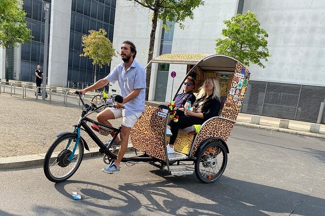 Romantic Berlin Rickshaw City and Photo Tour - incl. pick-up - Brandenburg Gate and the Reichstag set the tone