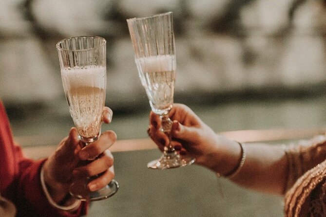 Romantic boat ride 1h (private) - Cost and what you receive for $84.11 per person