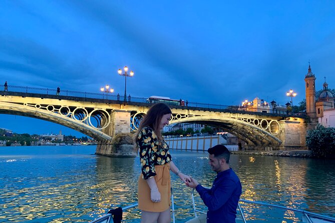 Romantic boat ride 90 min with Möet Chandon - Plaza de España from the water