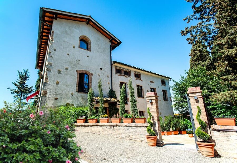 Romantic Escape in Tuscany with Overnight and Wine Tasting - Who will get the most from this package
