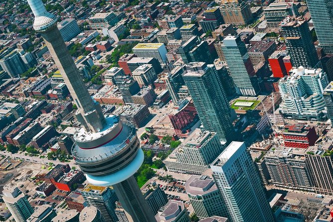 Romantic Jewel - Private Helicopter Tour for 2 - Eight minutes above Toronto