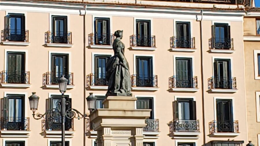 Romantic Madrid in the 19th century - Meeting Doña Victoria at Plaza de Isabel II