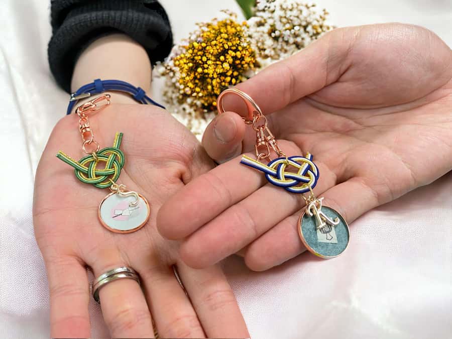 Romantic Mizuhiki Knot and Omikuji Washi Charm Workshop Ueno - Learning the knot with Kaho’s help