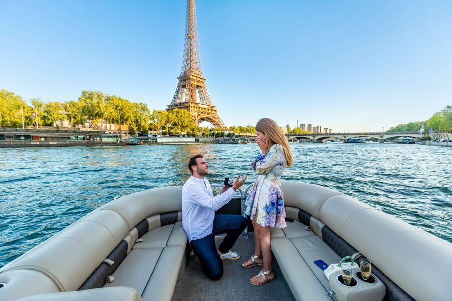 Romantic photo shooting on a private boat in Paris - Starting at the Statue of Liberty on Île aux Cygnes