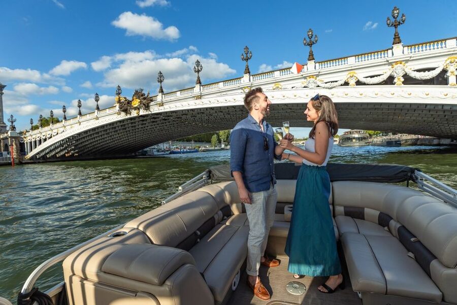 Romantic photo shooting on a private boat in Paris - Cruising toward the Eiffel Tower