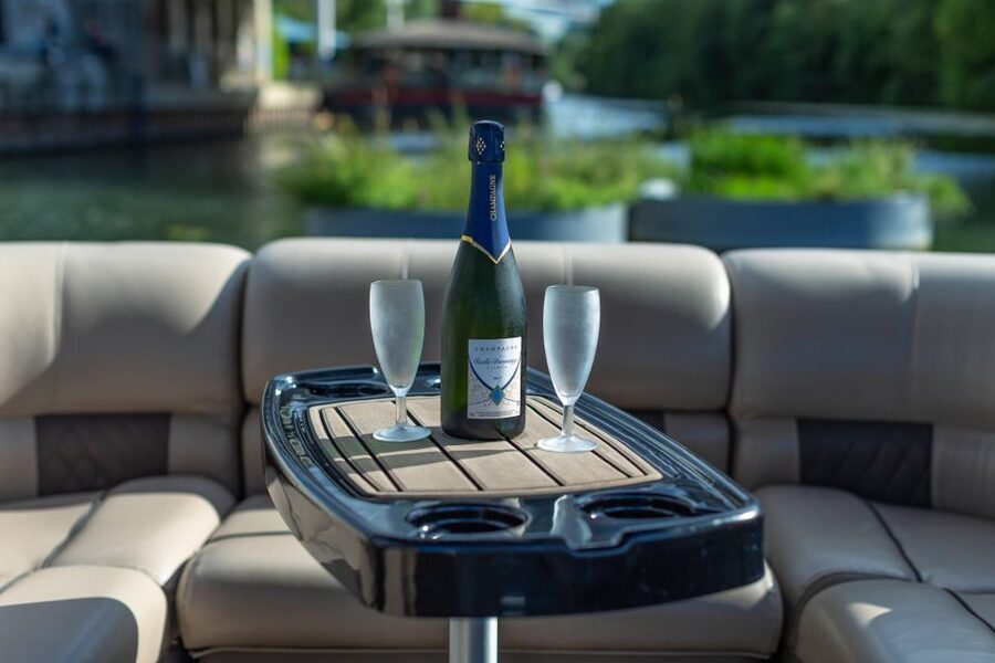 Romantic photo shooting on a private boat in Paris - Notre Dame and the return route