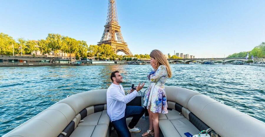 Romantic photo shooting on a private boat in Paris - Passing Paris under its grandest bridges