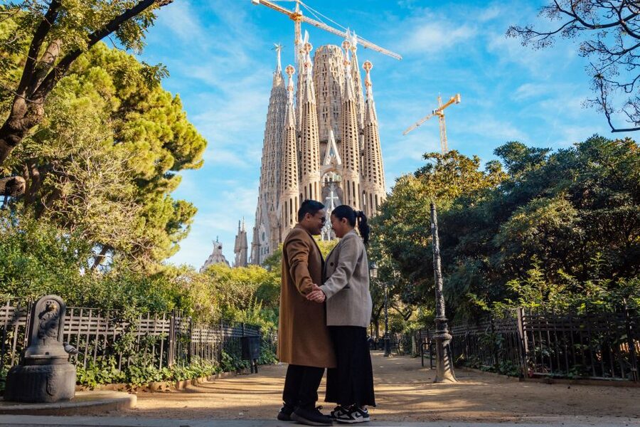 Romantic Photoshoot Experience for Couples in Barcelona - Why a Barcelona Photoshoot Beats Another Selfie
