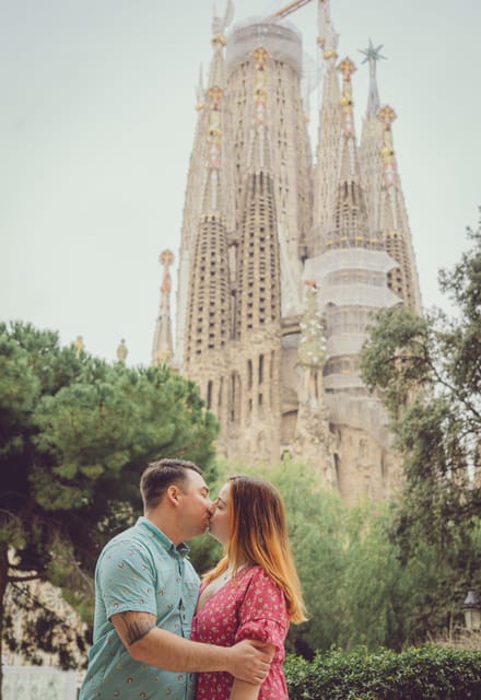 Romantic Photoshoot Experience for Couples in Barcelona - Meeting Near the Sagrada Familia Souvenir Shop