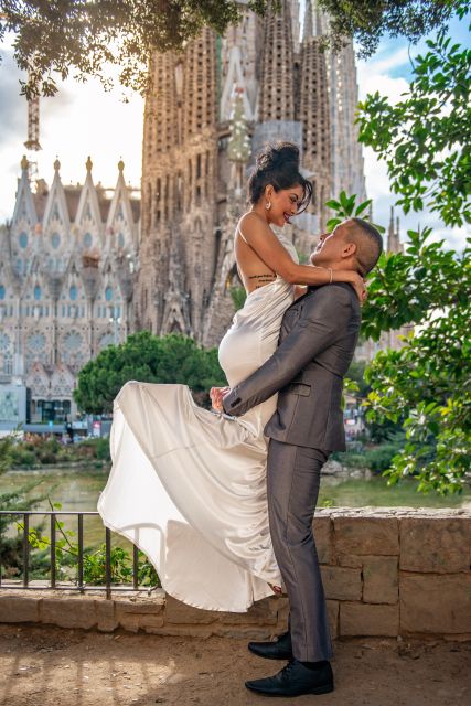 Romantic Photoshoot Experience for Couples in Barcelona - Should You Book This Sagrada Familia Photoshoot?