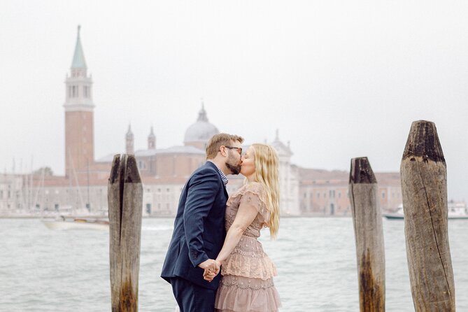 Romantic Photoshoot in Venice - Who will enjoy this most