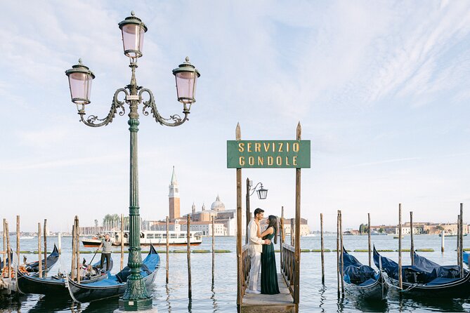 Romantic Photoshoot in Venice - Finding the right view at Rialto Bridge