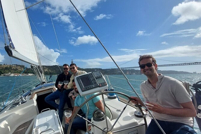 Romantic Private Sailboat in Lisbon for couples - Setting out from Doca de Alcântara Norte