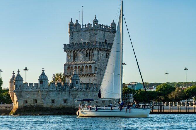 Romantic Private Sailboat in Lisbon for couples - Crew and comfort on board