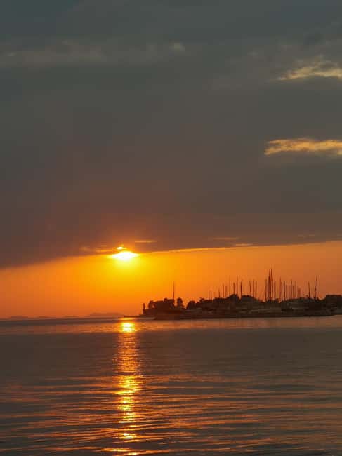 Romantic Sunset tour around Zadar with Drinks - Meeting at Foša and settling aboard