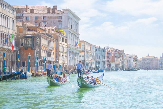 Romantic Venice: 30 Minute Gondola Ride with Serenade - What the gondola ride really feels like