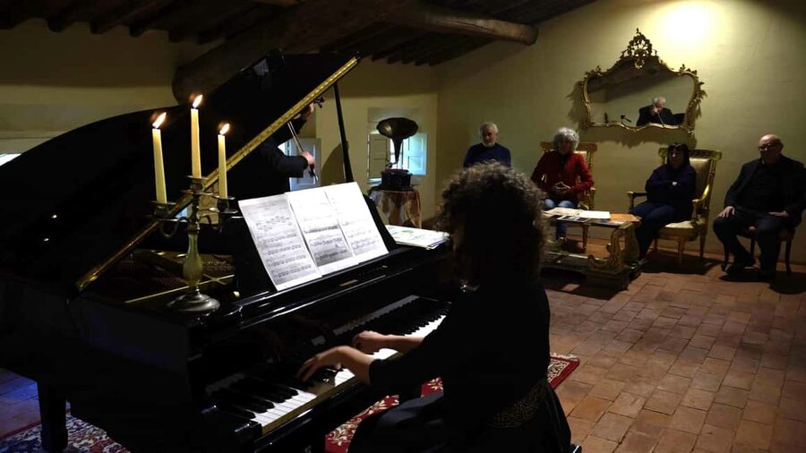 RomanticOpera concert in the artist's house on the hills and wine tasting - Who will enjoy Vino&Armonie most?