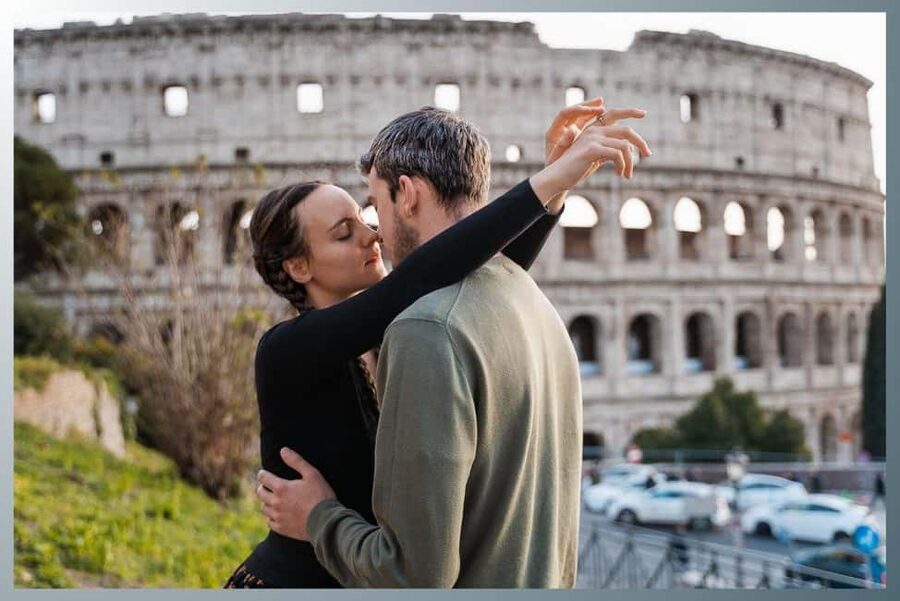 Rome: Romantic Couple Photoshoot Experience at the Colosseum - A short photo session with a big Roman backdrop