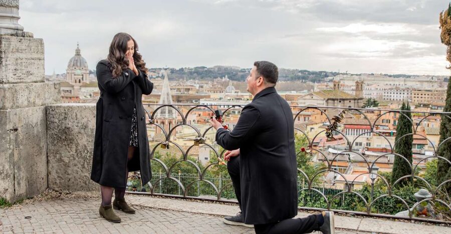 Rome: Romantic Proposal Shooting - A Rome proposal with a photographer ready for the surprise