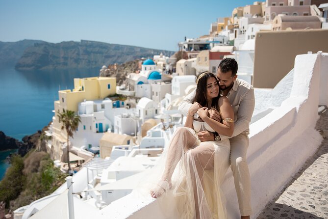 Santorini couple photoshoot with 50 edited photos! - Why a short Oia photoshoot can be worth it