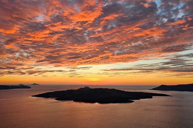 Santorini Honey Moon Romantic Private Sunset Wine Tour - The caldera sunset with wine, cheese, and cold cuts