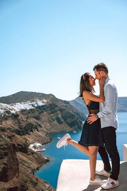 Santorini: Oia Private Couple Photoshoot with 35 Photos - Key points at a glance