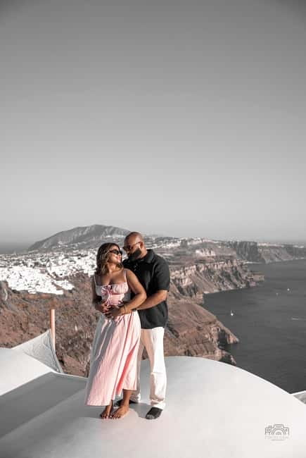 Santorini: Oia Private Couple Photoshoot with 35 Photos - What the posing help is really worth